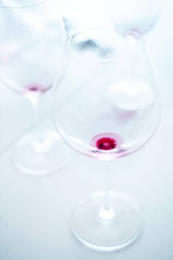 Şarap bardağım boş, yakın çekim 