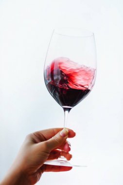 elinde kırmızı şarap yakın çekim