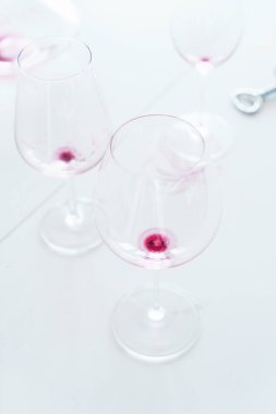 masada şarap bardağım boş, yakın çekim