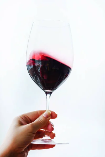 Kadının Elinde Kırmızı Şarap — Stok fotoğraf