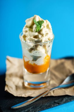 krem şanti ile tatlı yakın çekim