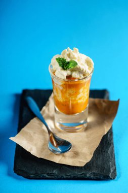 krem şanti ile tatlı yakın çekim