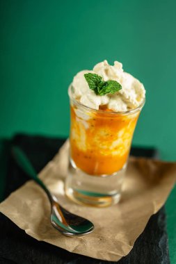 krem şanti ile tatlı yakın çekim