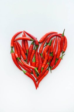 beyaz zemin üzerine pul biber yürekten
