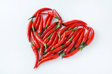 beyaz zemin üzerine pul biber yürekten