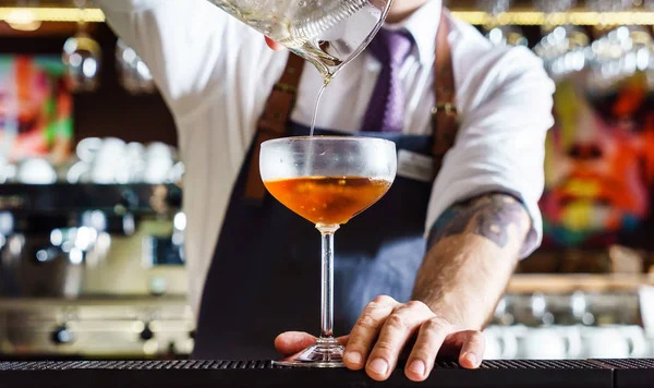 Barman Sta Preparando Cocktail Night Club — Foto Stock