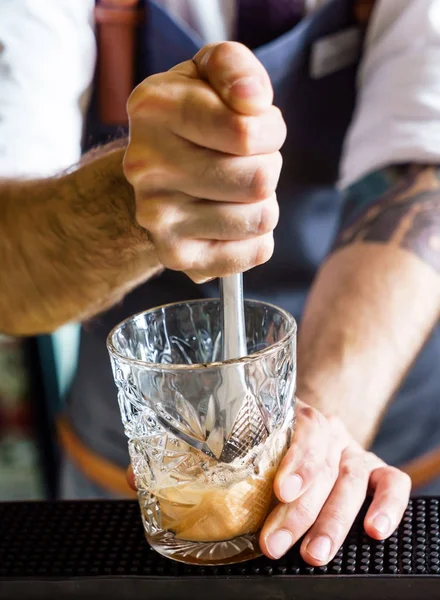 Barman Dělá Koktejl Nočním Klubu — Stock fotografie