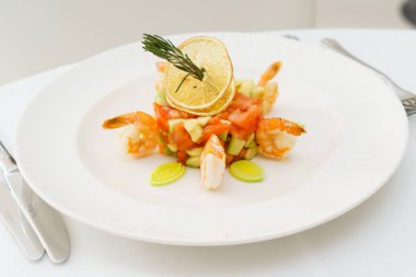 avokado ve karides salatası. Yakın çekim