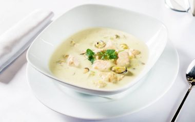 restoranda balık çorbası. Yakın çekim