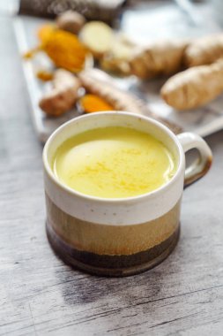 zerdeçal altın çay kupa, yakın çekim