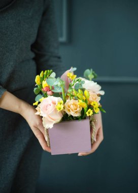 kadın, elinde güzel buket yakın çekim