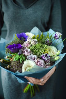 kadın, elinde güzel buket yakın çekim