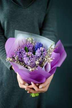 kadın, elinde güzel buket yakın çekim