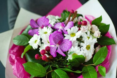 kadın, elinde güzel buket yakın çekim