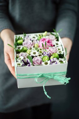 kadın, elinde güzel buket yakın çekim