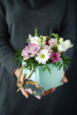 kadın, elinde güzel buket yakın çekim