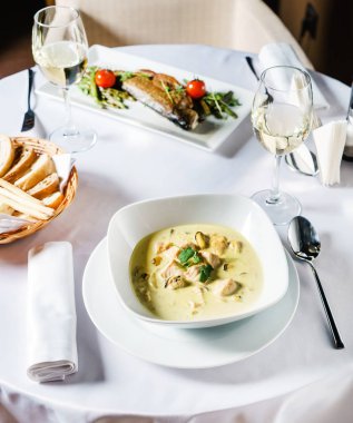 balık çorbası restoranda, yakın çekim