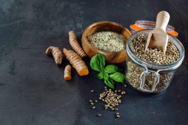 kenevir tohumu siyah arka plan üzerine yakın çekim