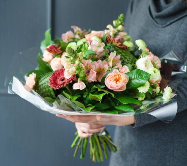 kadın, elinde güzel buket yakın çekim