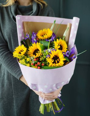 kadın, elinde güzel buket yakın çekim