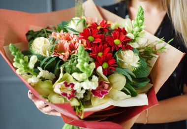 kadın, elinde güzel buket yakın çekim