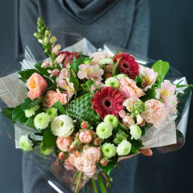 kadın, elinde güzel buket yakın çekim