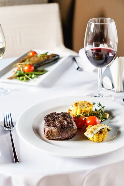 Steak Mit Gegrilltem Gemüse Auf Tisch — Stockfoto