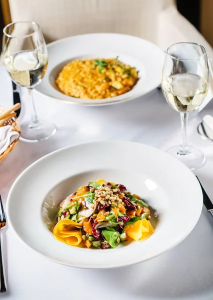 Fräsch Sallad Med Mango Närbild — Stockfoto