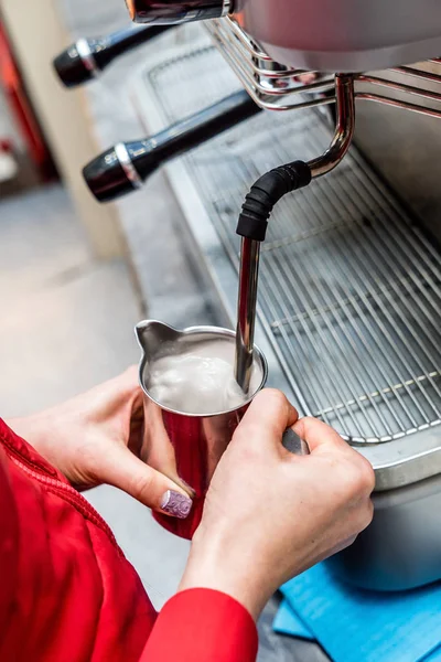 Barista Gör Kaffe Kafé — Stockfoto