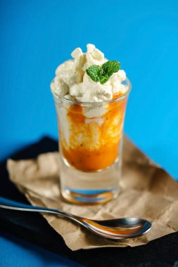 krem şanti ile tatlı yakın çekim