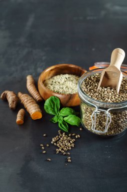 kenevir tohumu siyah arka plan üzerine yakın çekim