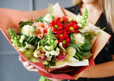 kadın, elinde güzel buket yakın çekim