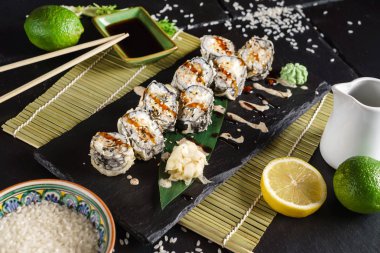 suşi siyah arka plan üzerine yakın çekim