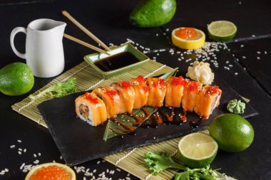 suşi siyah arka plan üzerine yakın çekim