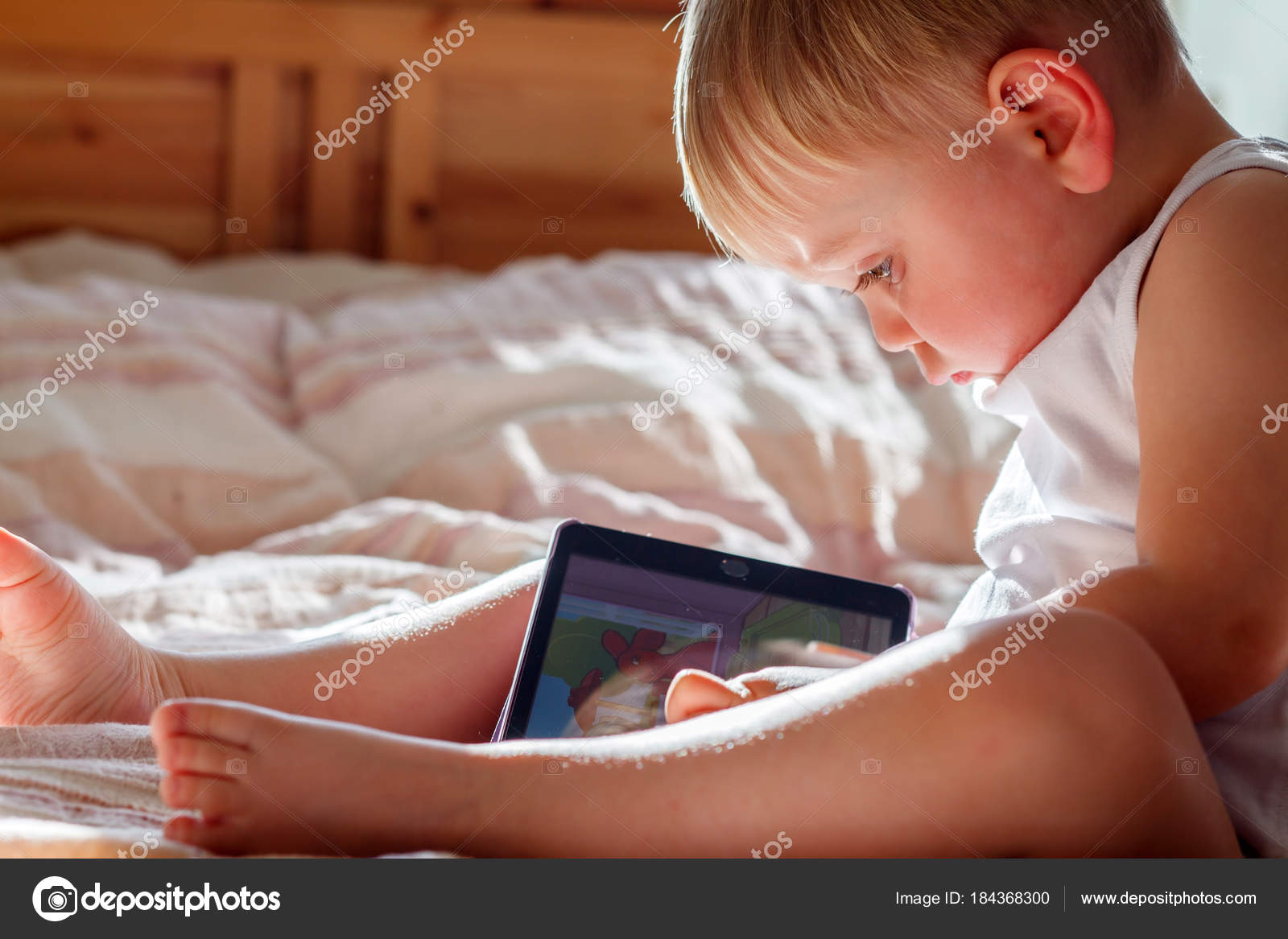 タブレット で赤ちゃん ストックエディトリアル用写真 C Shebeko タブレット で赤ちゃん ストックエディトリアル用写真 C Shebeko