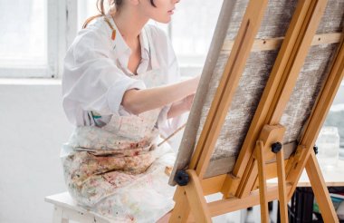onun stüdyo çalışan kadın ressam 