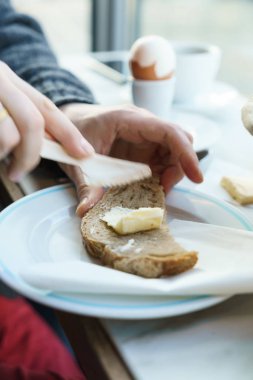 kafede kahvaltı kişi