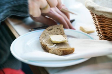 kafede kahvaltı kişi