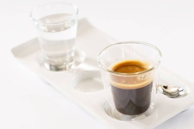 Espresso beyaza yakın çekim