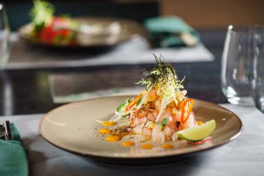 Tartar restoranda balık, yakın çekim