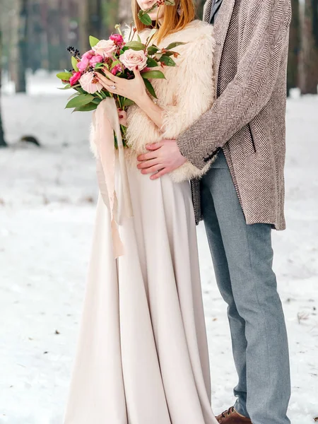 Téli Erdőben Boldog Pár Esküvői — Stock Fotó