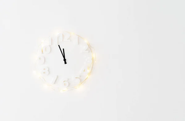 Reloj Blanco Con Luces Primer Plano —  Fotos de Stock