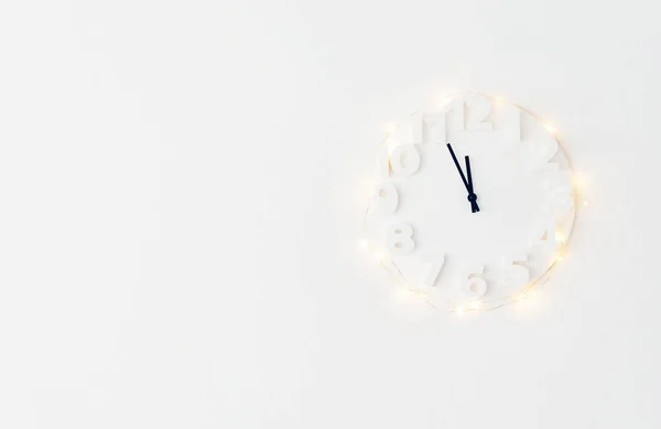 Relógio Branco Com Luzes Close — Fotografia de Stock
