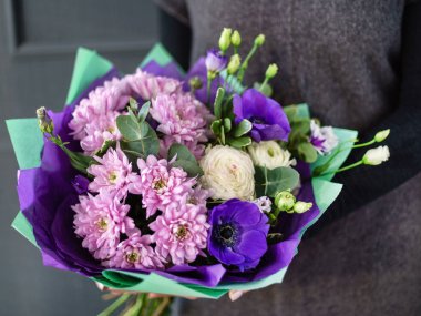 kadın elinde güzel buket 