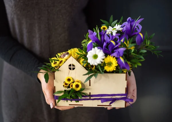 Bel Bouquet Nelle Mani Della Donna — Foto Stock