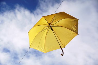 üzerinde mavi bir gökyüzü, uçan şemsiye yakın çekim