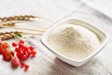 Ham hazırlıksız irmik kase, yakın çekim