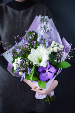 kadın elinde güzel buket 