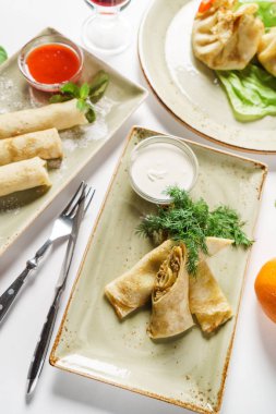 sos ile doldurulmuş krep yakın çekim