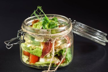 salata şişede, yakın çekim